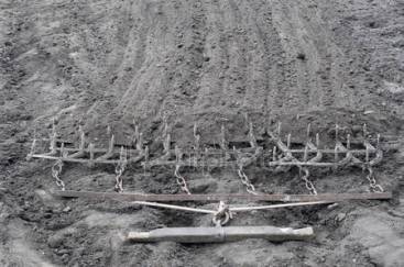 grada depositphotos_71871037-stock-photo-harrow-ancient-iron-plow-on